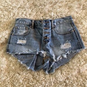 Bullhead High Rise light wash denim shorts